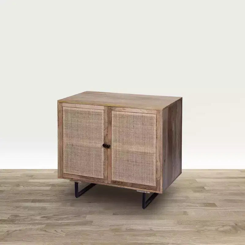 Mobiletto accentato Royal Hampton da 35 pollici, fatto a mano, con 2 ante in rattan a rete, gambe in ferro nero, struttura in legno di mango