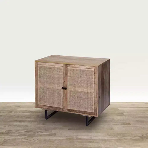Mobiletto accentato Royal Hampton da 35 pollici, fatto a mano, con 2 ante in rattan a rete, gambe in ferro nero, struttura in legno di mango