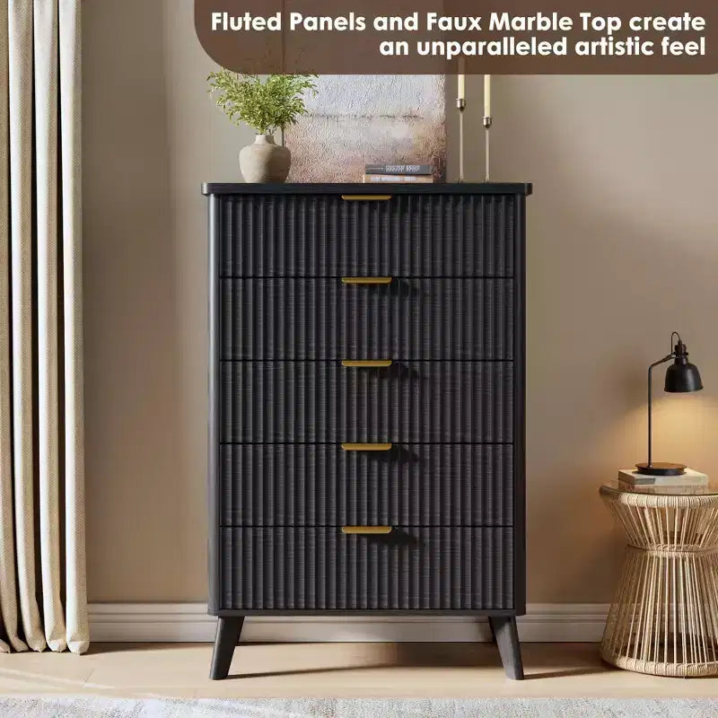 Comò scanalato per camera da letto con 5 cassetti profondi, cassettiera alta 120 cm con piano effetto marmo, design dal profilo curvo, comò moderno in legno