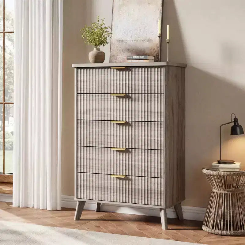 Comò scanalato per camera da letto con 5 cassetti profondi, cassettiera alta 120 cm con piano effetto marmo, design dal profilo curvo, comò moderno in legno