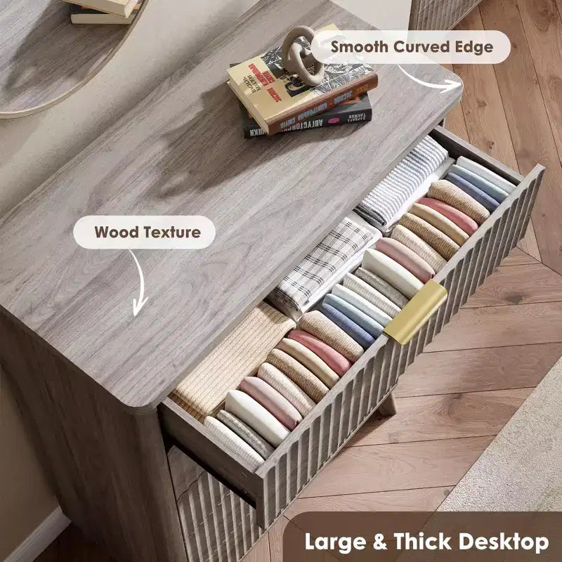 Comò scanalato per camera da letto con 5 cassetti profondi, cassettiera alta 120 cm con piano effetto marmo, design dal profilo curvo, comò moderno in legno