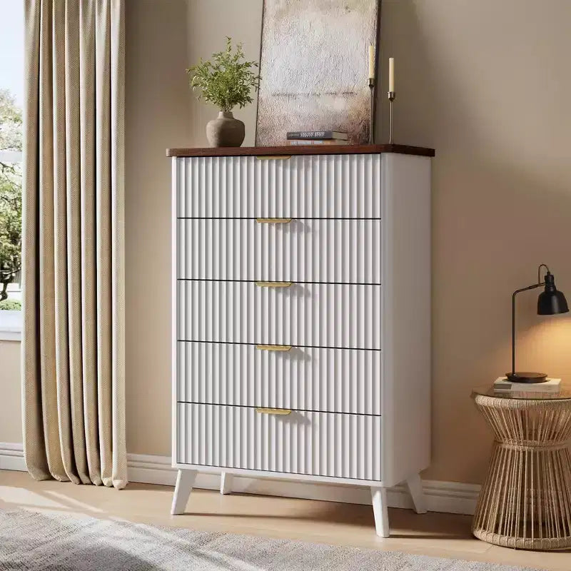 Comò scanalato per camera da letto con 5 cassetti profondi, cassettiera alta 120 cm con piano effetto marmo, design dal profilo curvo, comò moderno in legno
