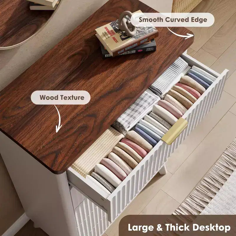 Comò scanalato per camera da letto con 5 cassetti profondi, cassettiera alta 120 cm con piano effetto marmo, design dal profilo curvo, comò moderno in legno