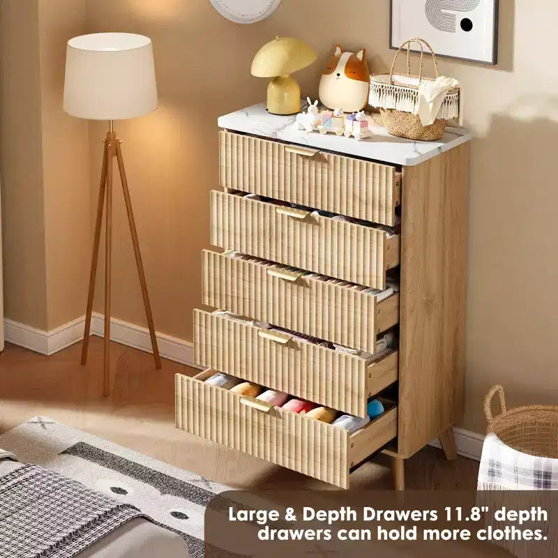 Comò scanalato per camera da letto con 5 cassetti profondi, cassettiera alta 120 cm con piano effetto marmo, design dal profilo curvo, comò moderno in legno