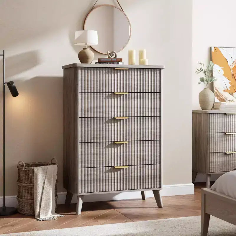 Comò scanalato per camera da letto con 5 cassetti profondi, cassettiera alta 120 cm con piano effetto marmo, design dal profilo curvo, comò moderno in legno