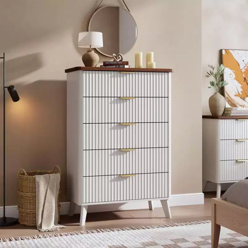 Comò scanalato per camera da letto con 5 cassetti profondi, cassettiera alta 120 cm con piano effetto marmo, design dal profilo curvo, comò moderno in legno
